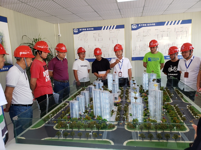 1569481928971227.jpg 图2.参观在建项目沙盘.jpg