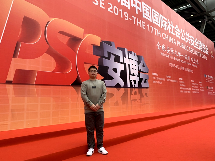 图1-1参会图片.jpg
