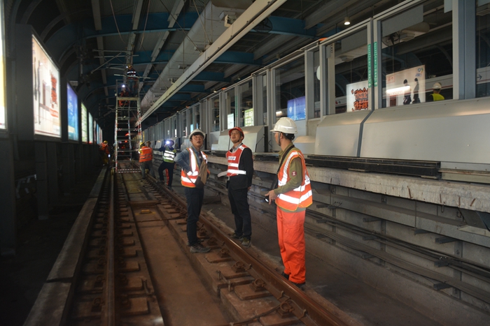 图1. 项目经理刁德昊到现场进行带班.JPG