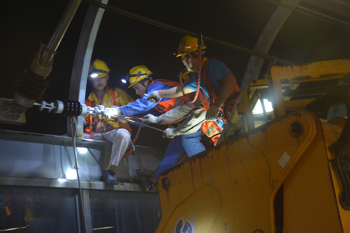 图3. 清湖二期改造第一条接触线落锚.JPG