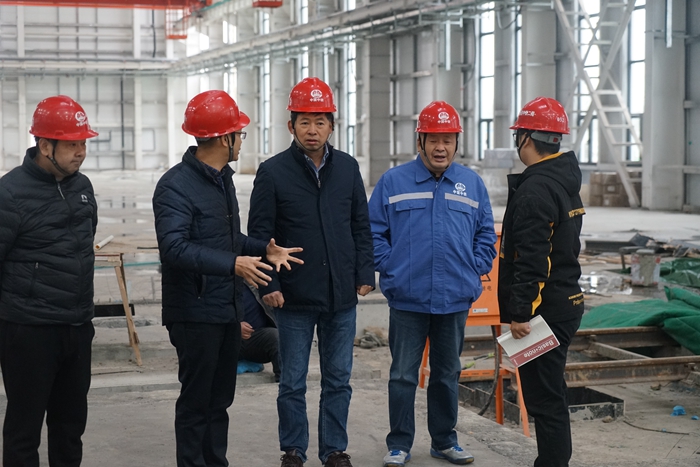 1574394912134736.jpg 图2:现场听取施工进度汇报.JPG