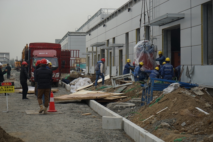 1574394920119434.jpg 图4:单体库区内变压器进场安装.JPG