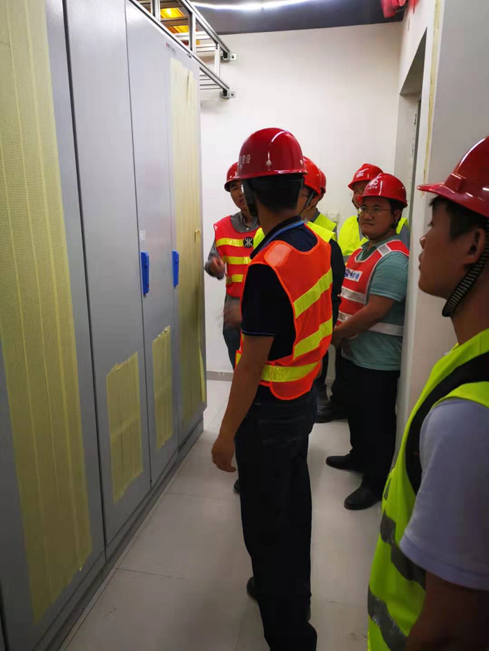 1574734275106688.png 图二:视察木古站信号设备室.png