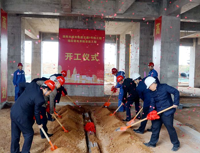 图2：领导为预埋管线盖土.jpg
