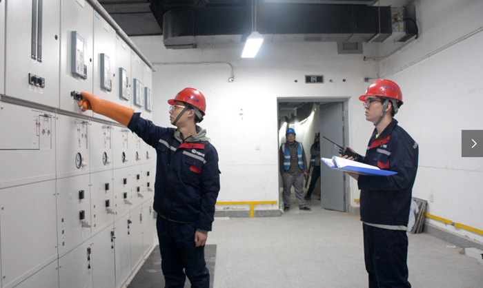 1575454049892565.png 见习生周明进行变压器合闸操作.png