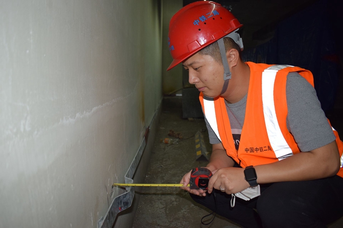 1575454072116297.jpg 工程部副部长林武检查工艺质量.jpg