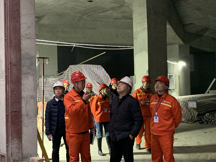 图1：郭书记一行深入施工现场进行查看1_副本.jpg