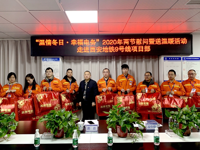 图：发放慰问品_副本.jpg