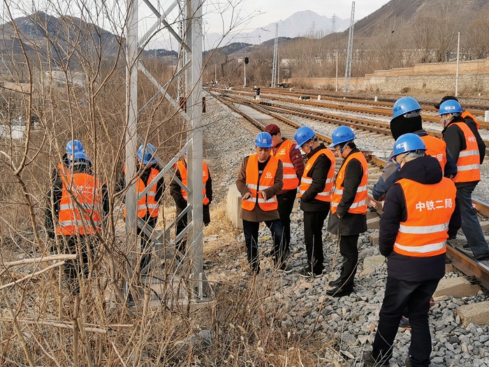 附图3 检查南观村站接触网钢柱_副本.jpg