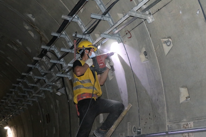图5：作业队隧道打眼_副本.jpg