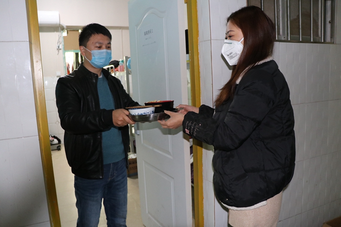 图；史俊霞为隔离工人送餐_副本.jpg