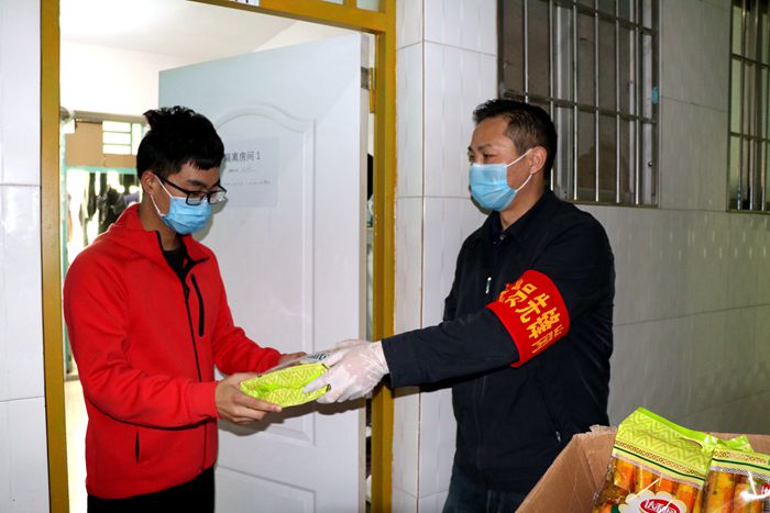 图7：慰问隔离工人_副本.jpg