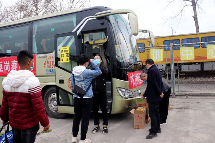 图2：测温上车_副本.jpg