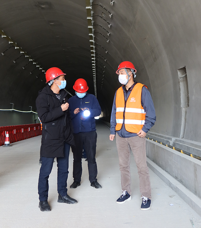 林总在隧道现场听取汇报.jpg