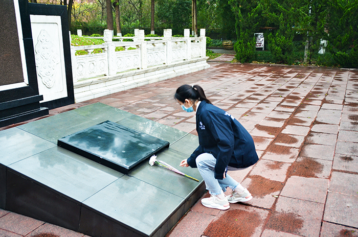 图二女职工代表为烈士献上鲜花副本.jpg