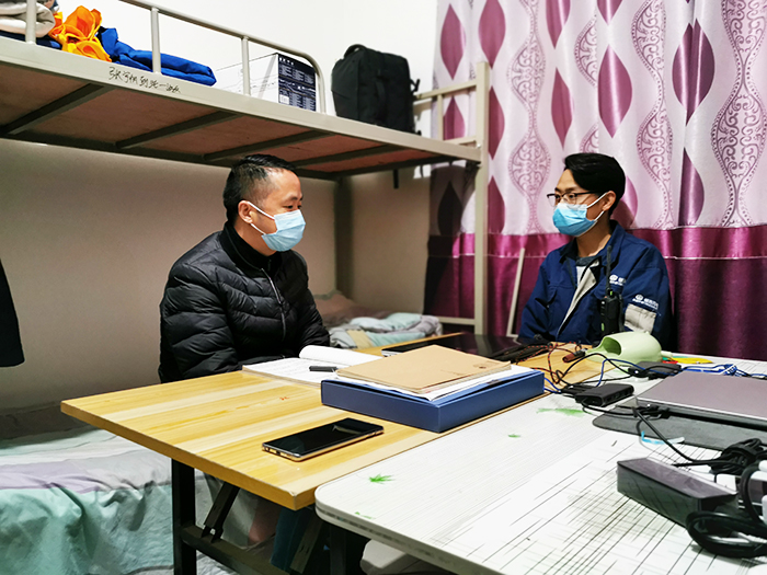 分公司领导和员工谈心副本.jpg