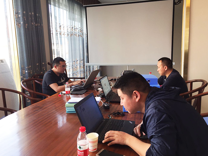 检查组一行检查核实分包资料副本.jpg