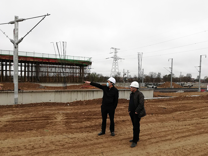 1585818571729087.jpg 图:现场指导工作副本.jpg