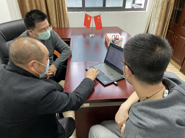 1587733296109614.jpg 图2:张总在杭州地铁9号线信号项目部谈话现场.JPG