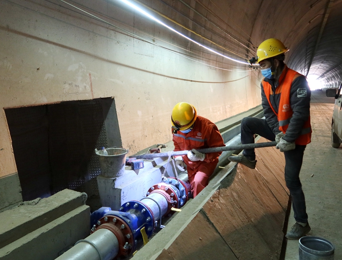 隧道消防管道控制阀安装.JPG
