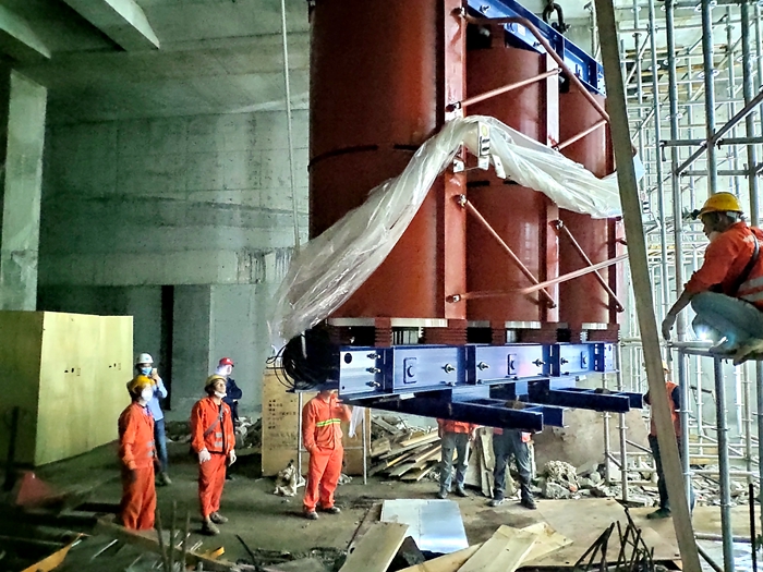 重庆西站整流器变压器吊装.jpg