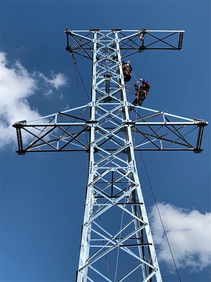 图1：塔上架线作业.jpg