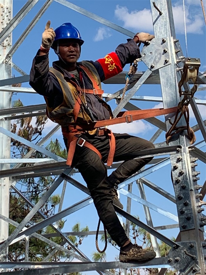 图3：上塔检查指导绞磨架线安全措施.jpg