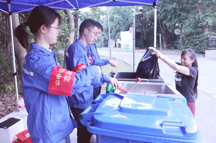 1590853178104872.jpg 3.垃圾分类志愿者服务(马诚摄).JPG