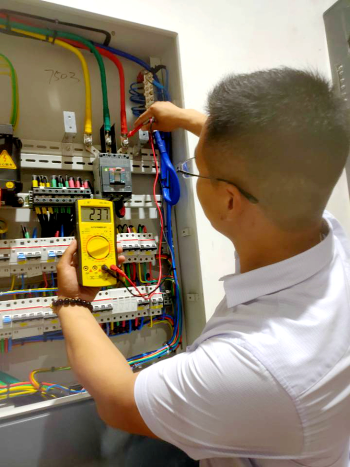 1591973632136561.jpg 图2:测量电压_副本.jpg