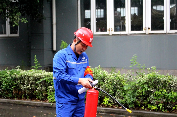 1592733775875954.jpg 图2:讲解灭火器使用方法.jpg