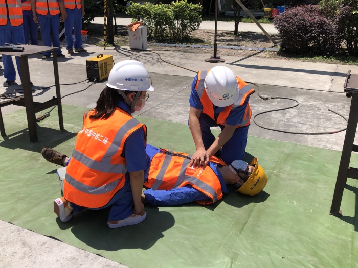 附图二：心肺复苏术急救演示 周非朽摄.JPG