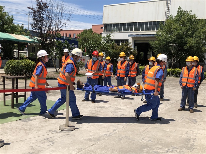 附图三：运送伤员 周非朽摄.JPG