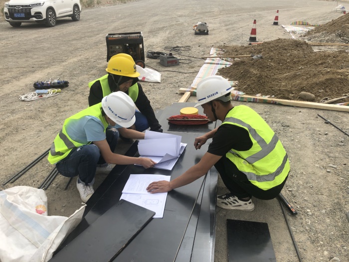 施工现场研究图纸   摄影白松鹤.jpg