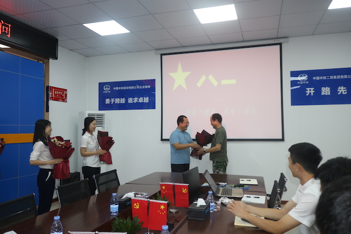 图2-刘总慰问.JPG