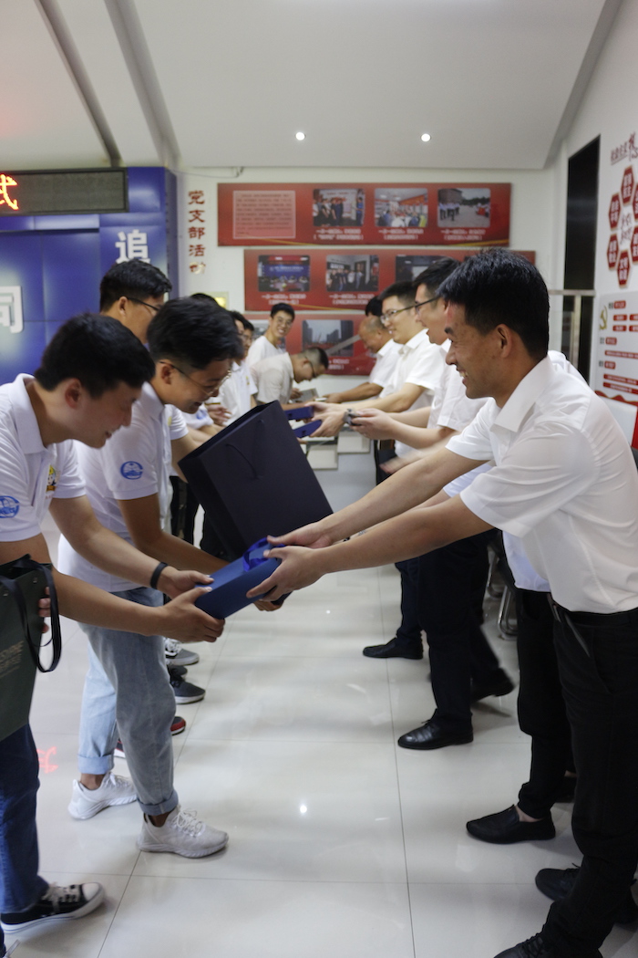 向徒弟赠送小礼品.JPG