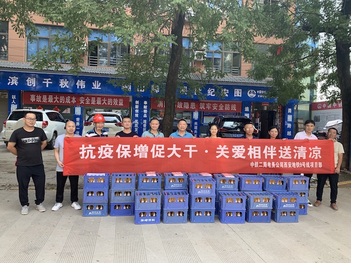 1597050754610965.jpg 发放清凉饮料.JPG