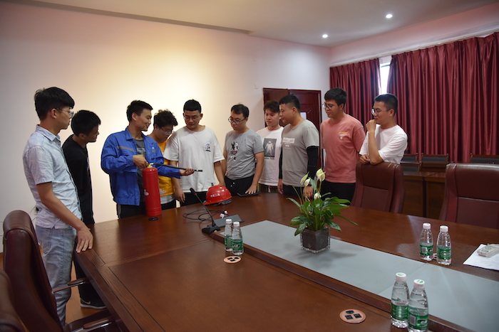 图3 灭火器的使用.JPG