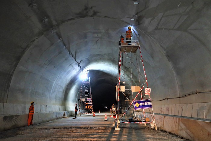 隧道照明施工.JPG