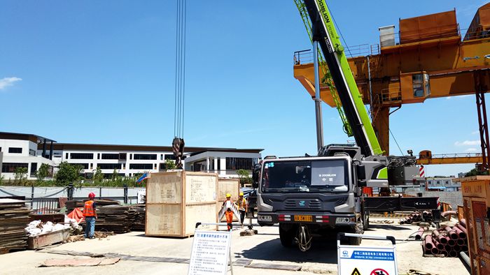 设备吊装现场.JPG
