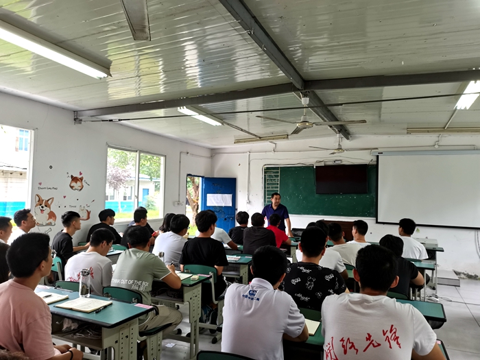 1598003297107140.jpg 图:学习现场.jpg