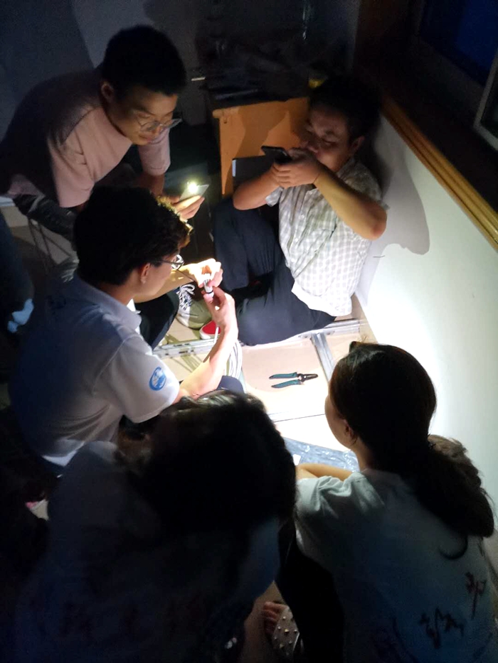 1598003567132202.jpg 图1:停电后使用手机照明完成线缆敷设.jpg