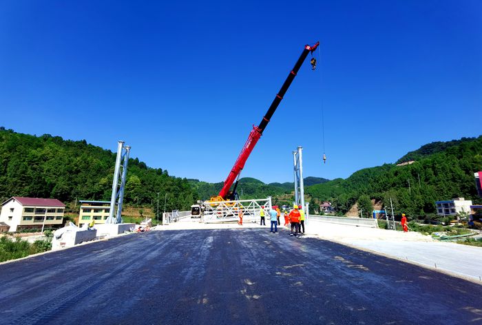 1598836807790795.jpg 图一:首座ETC门架安装过程_副本_副本.jpg