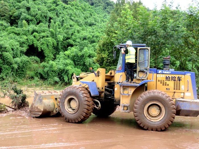 图：抢险现场_副本.jpg