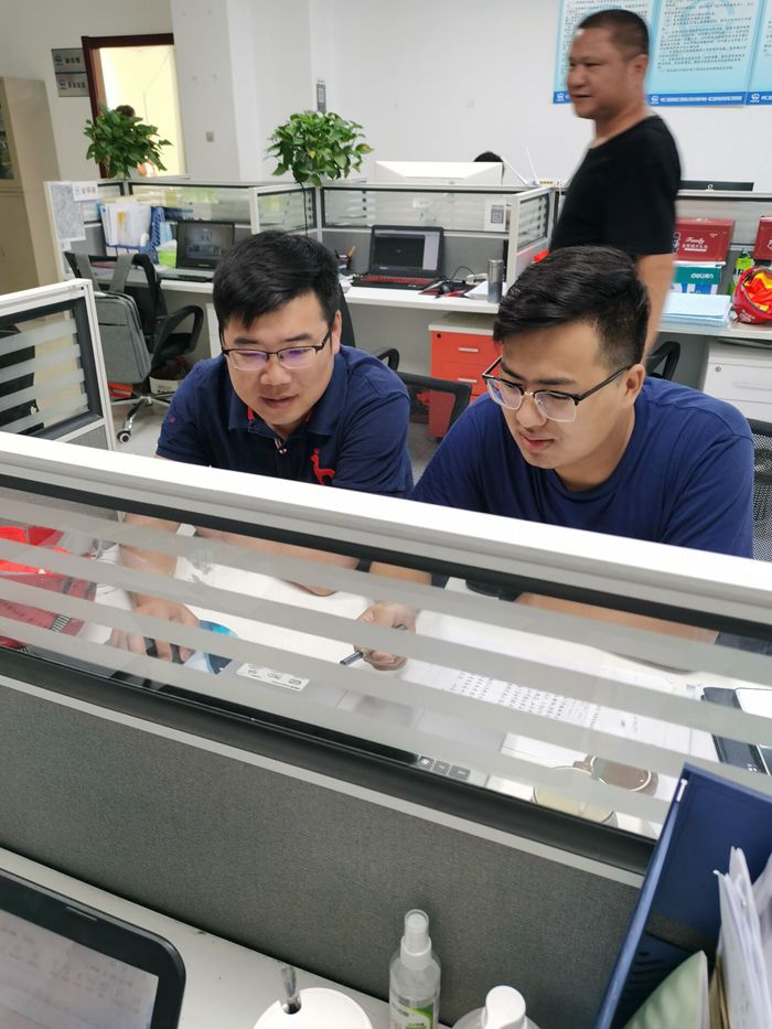 1599727478198591.jpg 图1:师徒交流现场_副本.jpg