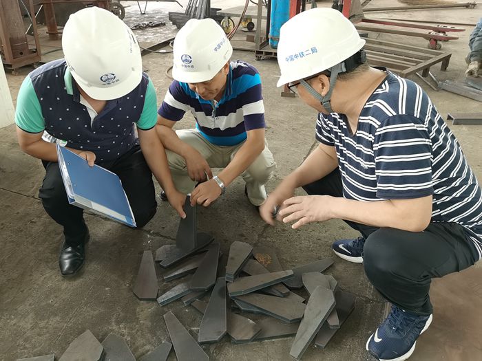 附图三：检查激光设备下料质量（杨轩摄）_副本.jpg
