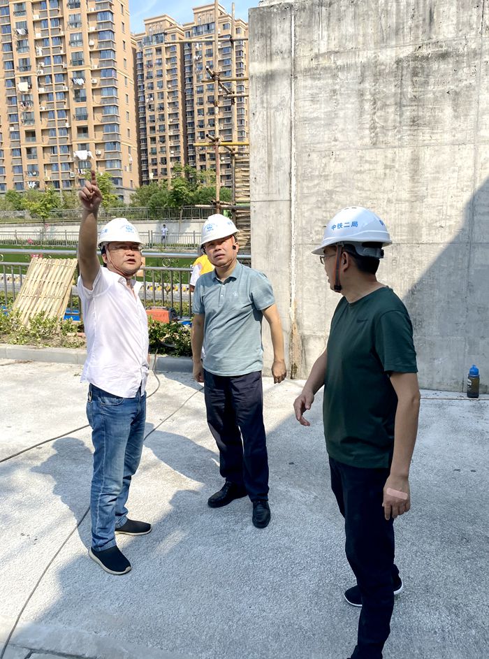 图2：在工地现场了解情况_副本.jpg