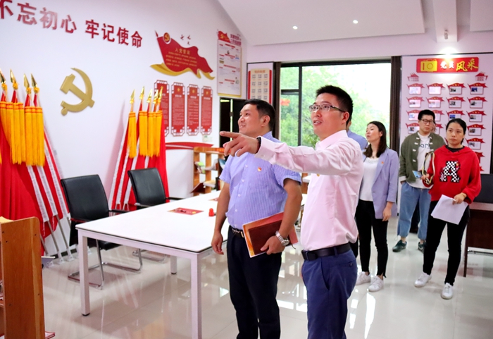 图五：参观“电务先锋.1952”党建活动室.JPG