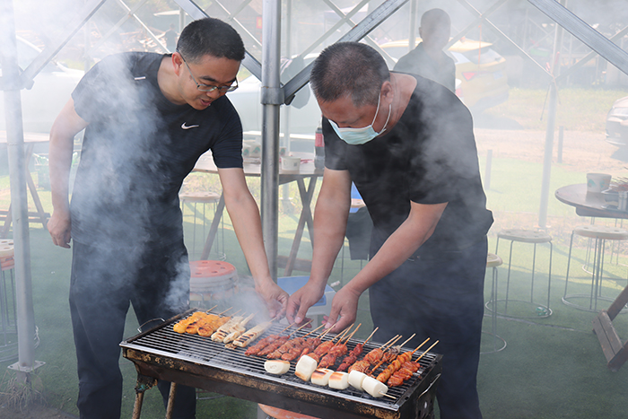 李良主席和员工一起烧烤（小）.jpg