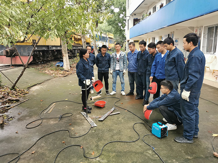 1601362107574904.jpg 图2:进行现场焊接工艺实操练习.jpg