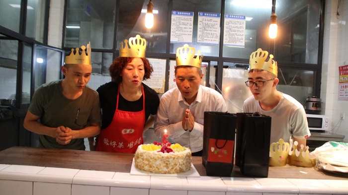 1602290980530022.jpg 图5:生日许愿.JPG